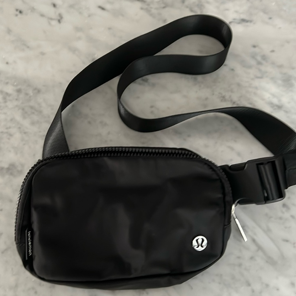 Lululemon Everywhere Belt Bag Black NWOT